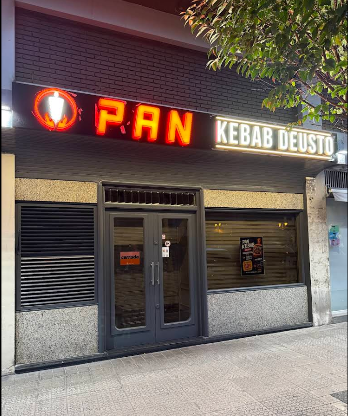 Interior del local de Pan Kebab Deusto